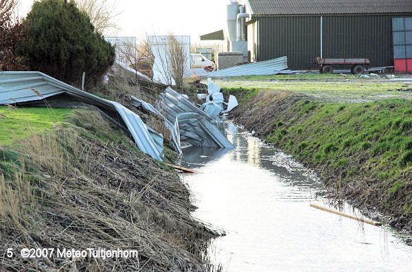 dakplaten van de schuur in sloot gewaaid